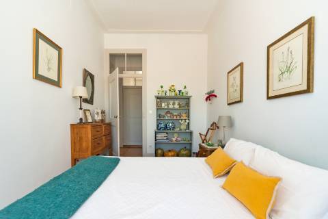 Apartamento Duplex T5+3 no Chiado, com cachet e história, com garagem e com vista para o Rio Tejo e para o Castelo de São Jorge.
