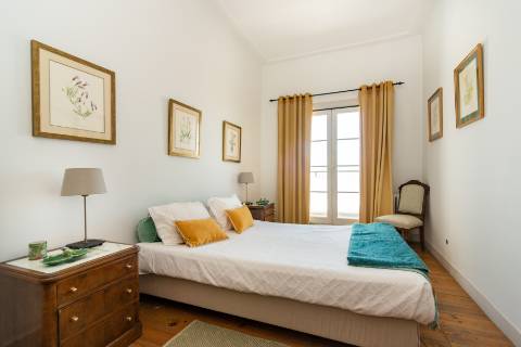 Apartamento Duplex T5+3 no Chiado, com cachet e história, com garagem e com vista para o Rio Tejo e para o Castelo de São Jorge.
