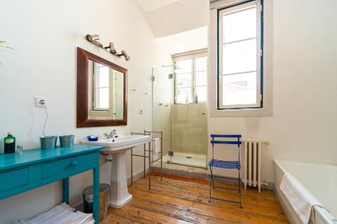 Apartamento Duplex T5+3 no Chiado, com cachet e história, com garagem e com vista para o Rio Tejo e para o Castelo de São Jorge.
