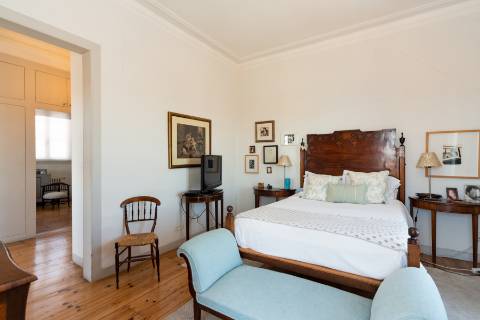 Apartamento Duplex T5+3 no Chiado, com cachet e história, com garagem e com vista para o Rio Tejo e para o Castelo de São Jorge.
