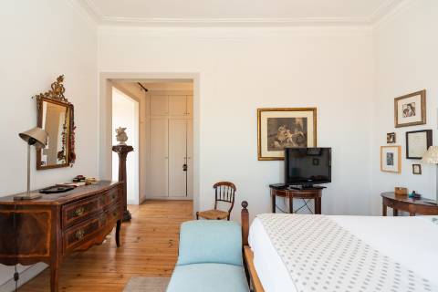 Apartamento Duplex T5+3 no Chiado, com cachet e história, com garagem e com vista para o Rio Tejo e para o Castelo de São Jorge.
