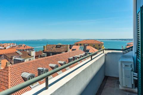 Apartamento Duplex T5+3 no Chiado, com cachet e história, com garagem e com vista para o Rio Tejo e para o Castelo de São Jorge.
