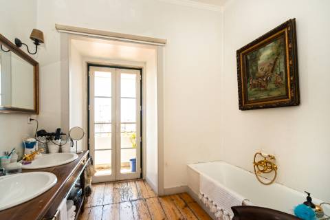Apartamento Duplex T5+3 no Chiado, com cachet e história, com garagem e com vista para o Rio Tejo e para o Castelo de São Jorge.
