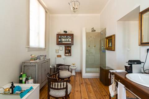 Apartamento Duplex T5+3 no Chiado, com cachet e história, com garagem e com vista para o Rio Tejo e para o Castelo de São Jorge.
