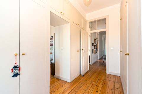 Apartamento Duplex T5+3 no Chiado, com cachet e história, com garagem e com vista para o Rio Tejo e para o Castelo de São Jorge.
