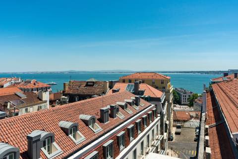 Apartamento Duplex T5+3 no Chiado, com cachet e história, com garagem e com vista para o Rio Tejo e para o Castelo de São Jorge.
