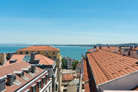 Apartamento Duplex T5+3 no Chiado, com cachet e história, com garagem e com vista para o Rio Tejo e para o Castelo de São Jorge.
