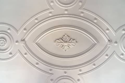 Apartamento Duplex T5+3 no Chiado, com cachet e história, com garagem e com vista para o Rio Tejo e para o Castelo de São Jorge.
