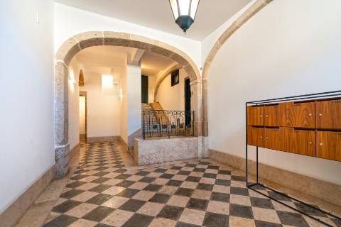 Apartamento Duplex T5+3 no Chiado, com cachet e história, com garagem e com vista para o Rio Tejo e para o Castelo de São Jorge.
