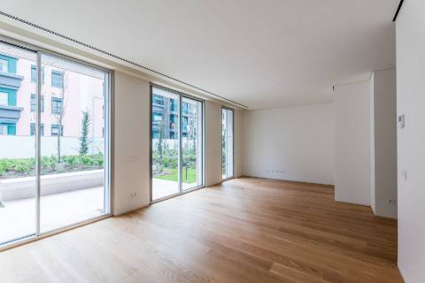 Apartamento T2 com lugar de garagem e arrecadação nas Amoreiras