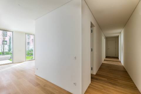 Apartamento T2 com lugar de garagem e arrecadação nas Amoreiras