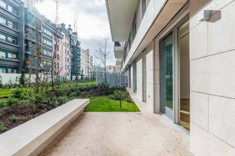 Apartamento T2 com lugar de garagem e arrecadação nas Amoreiras