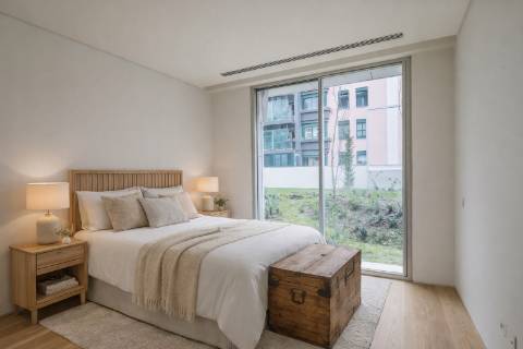 Apartamento T2 com lugar de garagem e arrecadação nas Amoreiras