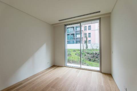 Apartamento T2 com lugar de garagem e arrecadação nas Amoreiras