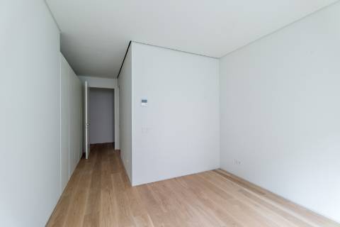 Apartamento T2 com lugar de garagem e arrecadação nas Amoreiras