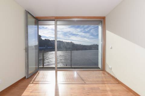 Apartamento T3 na primeira linha de Rio Douro