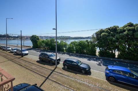 Apartamento T2 duplex com vista rio desafogada no Porto