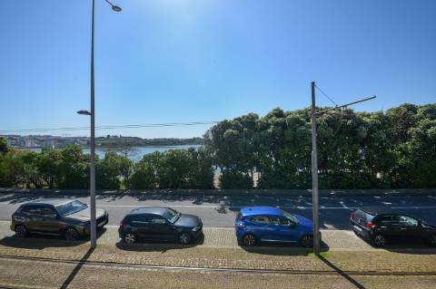 Apartamento T2 duplex com vista rio desafogada no Porto