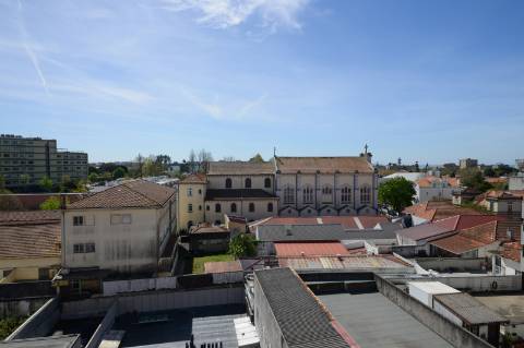 Apartamento T2 na Avenida da Boavista virado a poente