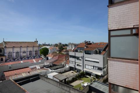 Apartamento T2 na Avenida da Boavista virado a poente