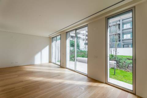 Apartamento T2 com lugar de garagem e arrecadação nas Amoreiras