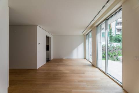 Apartamento T2 com lugar de garagem e arrecadação nas Amoreiras