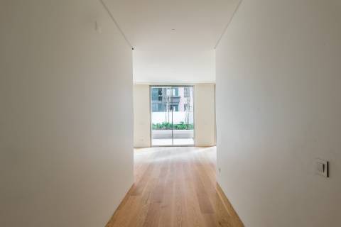 Apartamento T2 com lugar de garagem e arrecadação nas Amoreiras