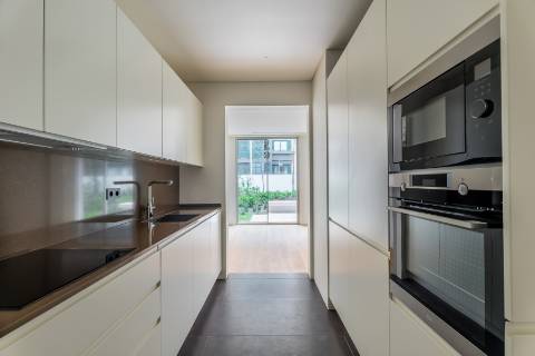 Apartamento T2 com lugar de garagem e arrecadação nas Amoreiras