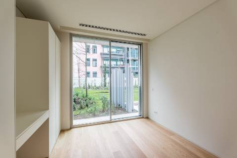 Apartamento T2 com lugar de garagem e arrecadação nas Amoreiras