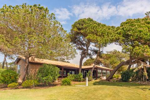 Moradia T3 térrea com piscina, campo de ténis e lote de 5.320 m² em Fontanelas, Sintra