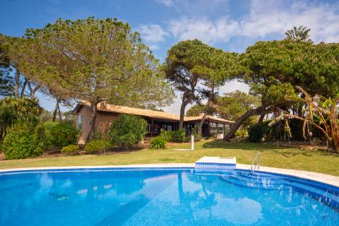 Moradia T3 térrea com piscina, campo de ténis e lote de 5.320 m² em Fontanelas, Sintra