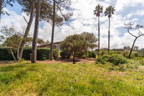 Moradia T3 térrea com piscina, campo de ténis e lote de 5.320 m² em Fontanelas, Sintra