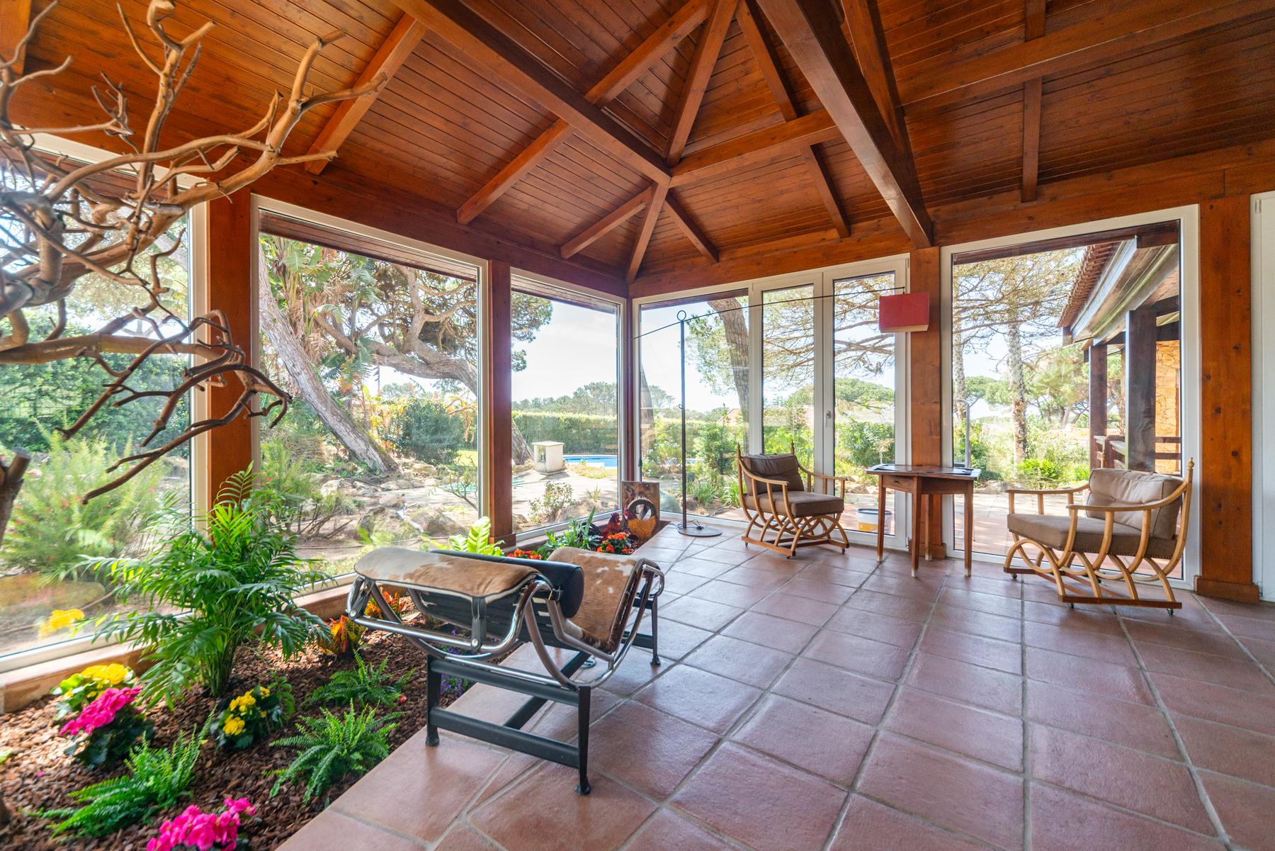 Moradia T3 térrea com piscina, campo de ténis e lote de 5.320 m² em Fontanelas, Sintra