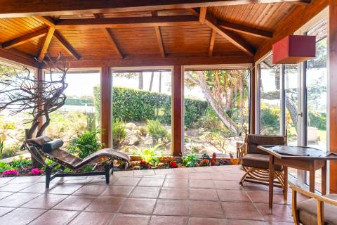 Moradia T3 térrea com piscina, campo de ténis e lote de 5.320 m² em Fontanelas, Sintra