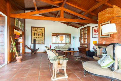 Moradia T3 térrea com piscina, campo de ténis e lote de 5.320 m² em Fontanelas, Sintra