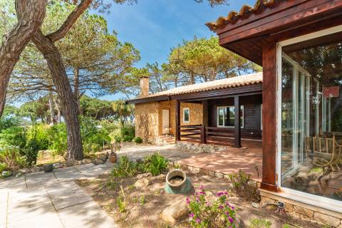 Moradia T3 térrea com piscina, campo de ténis e lote de 5.320 m² em Fontanelas, Sintra