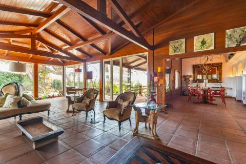 Moradia T3 térrea com piscina, campo de ténis e lote de 5.320 m² em Fontanelas, Sintra