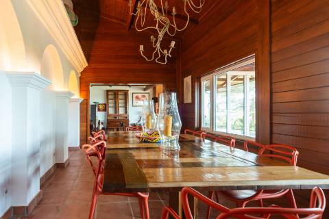 Moradia T3 térrea com piscina, campo de ténis e lote de 5.320 m² em Fontanelas, Sintra