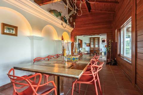 Moradia T3 térrea com piscina, campo de ténis e lote de 5.320 m² em Fontanelas, Sintra