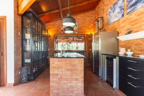 Moradia T3 térrea com piscina, campo de ténis e lote de 5.320 m² em Fontanelas, Sintra