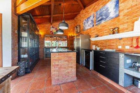 Moradia T3 térrea com piscina, campo de ténis e lote de 5.320 m² em Fontanelas, Sintra