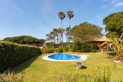 Moradia T3 térrea com piscina, campo de ténis e lote de 5.320 m² em Fontanelas, Sintra