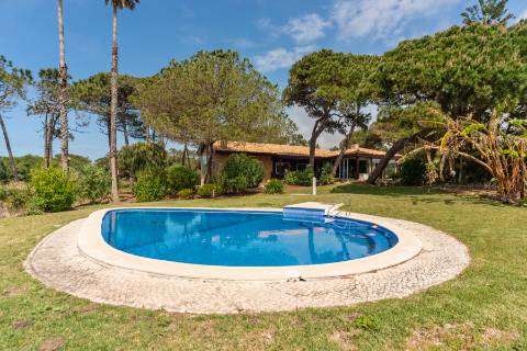 Moradia T3 térrea com piscina, campo de ténis e lote de 5.320 m² em Fontanelas, Sintra