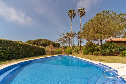 Moradia T3 térrea com piscina, campo de ténis e lote de 5.320 m² em Fontanelas, Sintra