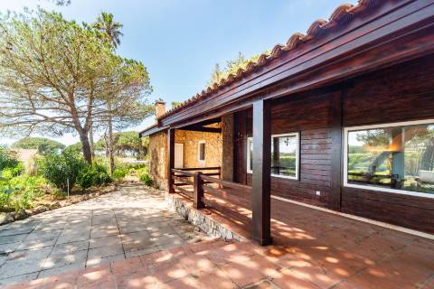 Moradia T3 térrea com piscina, campo de ténis e lote de 5.320 m² em Fontanelas, Sintra