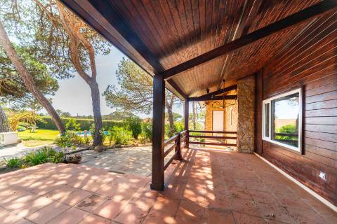 Moradia T3 térrea com piscina, campo de ténis e lote de 5.320 m² em Fontanelas, Sintra