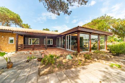 Moradia T3 térrea com piscina, campo de ténis e lote de 5.320 m² em Fontanelas, Sintra