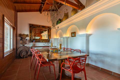 Moradia T3 térrea com piscina, campo de ténis e lote de 5.320 m² em Fontanelas, Sintra