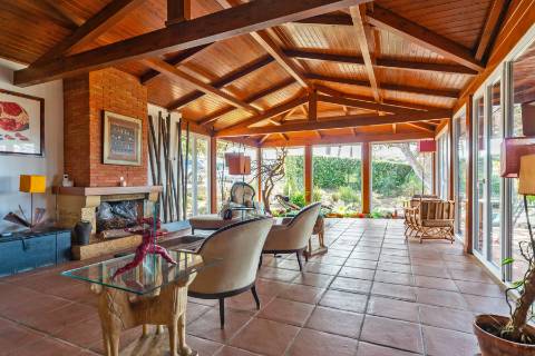 Moradia T3 térrea com piscina, campo de ténis e lote de 5.320 m² em Fontanelas, Sintra