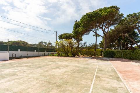 Moradia T3 térrea com piscina, campo de ténis e lote de 5.320 m² em Fontanelas, Sintra